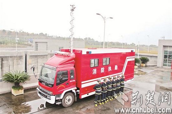 國內首輛船閘專用消防車亮相三峽船閘