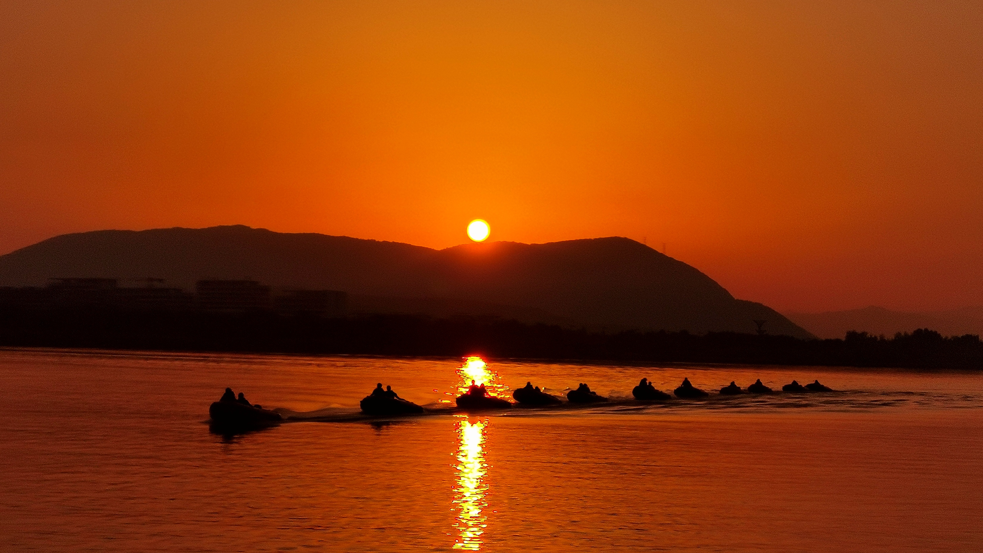 《夕陽下的逆行者》
